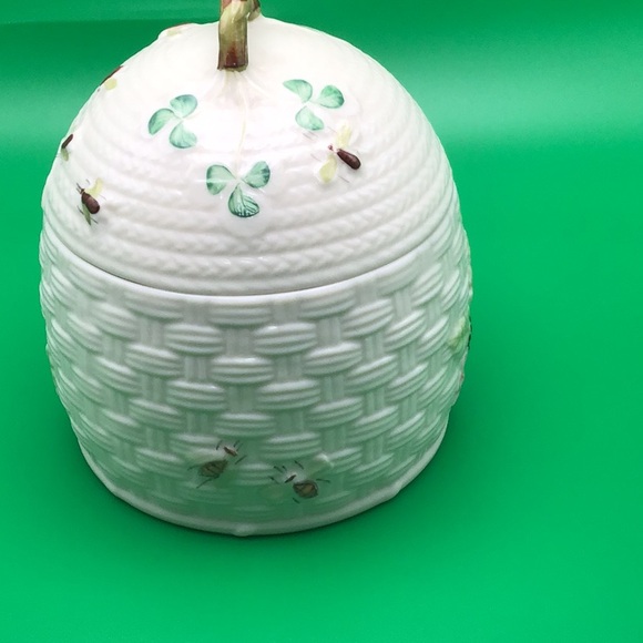 Belleek basket weave honey pot with a lid, featuring bees and flowers, good cond - Picture 5 of 11